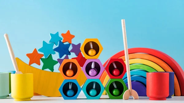 Juguetes Coloridos Para Desarrollo Los Niños Pequeños Sobre Fondo Azul — Foto de Stock