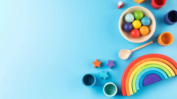 Οικολογικά Χρωματιστά Ξύλινα Εκπαιδευτικά Παιχνίδια Σύμφωνα Μέθοδο Montessori Μπλε Φόντο — Φωτογραφία Αρχείου