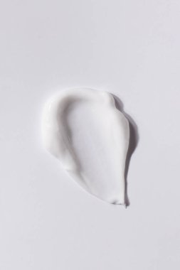 Beyaz arka planda beyaz cilt kremi lekesi. Kozmetik doku. Cilt bakımı kavramı.