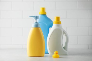 Bir çocuğu yıkamak ve bebek kıyafetlerini yıkamak için doğal kozmetik ürünleri. Açık arkaplandaki hassas cilt için jöle ve saç kremi.