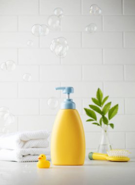 Sarı şişe çocuk kozmetik ürünleri oyuncak ördek ve tuvalet malzemeleri. Hassas bebek derisi için güvenli kozmetik ürünleri. Tasarım için Model