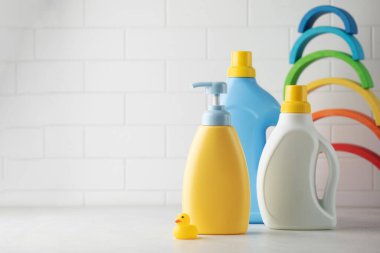 Çocuklar sıvı sabun ve banyo fotokopisinde oyuncakları olan çamaşır jeli. Çocuklar için organik kozmetik ve deterjan. Boş doldurulabilir şişeler ayarlandı