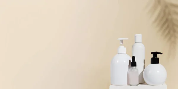 Set Diversi Prodotti Cosmetici Naturali Sfondo Beige Con Ombra Foglie — Foto Stock