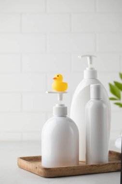 Banyoda günlük kullanım için sabun ve şampuan içeren boş plastik şeker şişeleri. Rutin hijyen kozmetik ürünleri. Tuvalet malzemeleri ayarlandı