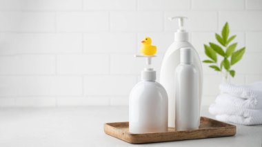 Banyoda günlük kullanım için sabun ve şampuan içeren boş plastik şeker şişeleri. Rutin hijyen kozmetik ürünleri. Tuvalet malzemeleri hazır. Boşluğu kopyala