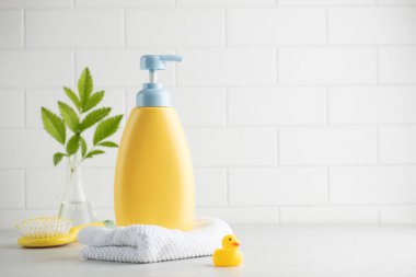 Sarı şişe çocuk kozmetik ürünleri oyuncak ördek ve tuvalet malzemeleri. Hassas bebek derisi için güvenli kozmetik ürünleri. Tasarım için Model