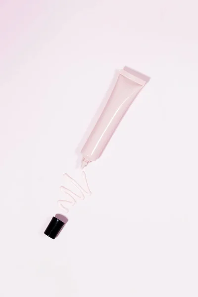 Růžová Tuba Kosmetikou Vymačkaným Krémovým Kosmetickým Výrobkem Růžovém Pozadí Krém — Stock fotografie