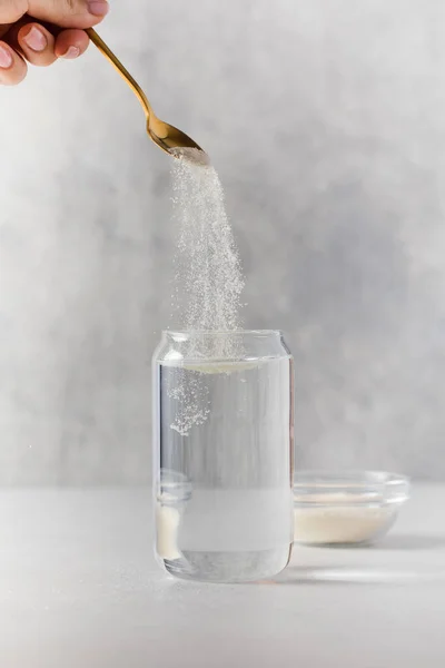 Polvo Colágeno Hidrolizado Añade Con Una Cuchara Vaso Agua Transparente —  Fotos de Stock