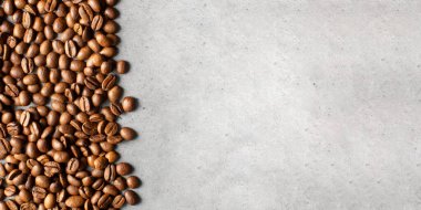 Kavrulmuş kahve çekirdeklerinin arka planı. Kahve temalı bir afiş. Doku