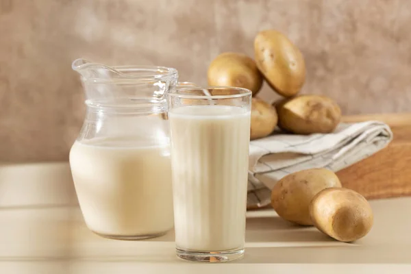 Bir Bardak Bir Sürahi Patates Sütü Içinde Çiğ Patates Var — Stok fotoğraf