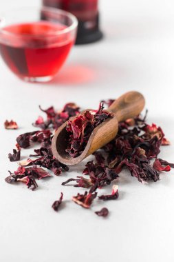 Hafif arka planda güzel kokulu çay yapmak için ahşap kepçe içindeki kuru amber yaprağı yaprakları. Bitki çayı, bir malzeme..