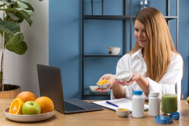 Uzaktan muayene sırasında doktor müşteriye organik ürünler gösterir. Diyet için doğru malzemeleri seçin. Kilo kaybı ve refah