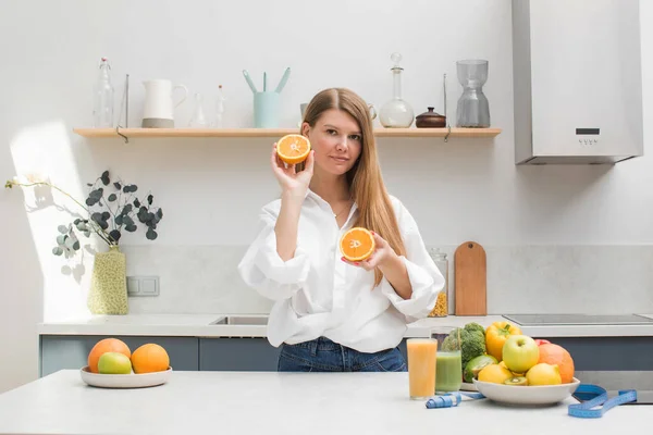 Eine Junge Blonde Frau Hält Der Küche Neben Einem Tisch — Stockfoto