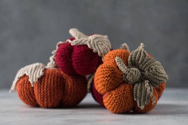  Gri arka planda el yapımı balkabakları. Sonbahar ve samimiyet kavramı. DIY dekor.