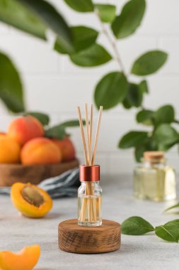 Kayısı kokulu iç parfüm. Aroma yağı ve banbu çubuklu kavanoz. Ev için tasarım.