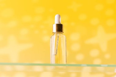 Cam kıracağı, cam bir rafta, gölge desenli, yaşlanmayı önleyici kozmetik ürünler. Yüz bakımı.