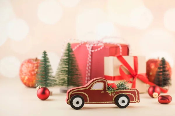 Kerstcompositie Van Speelgoed Geschenken Kerstbomen Kerstballen Een Achtergrond Met Bokeh — Stockfoto