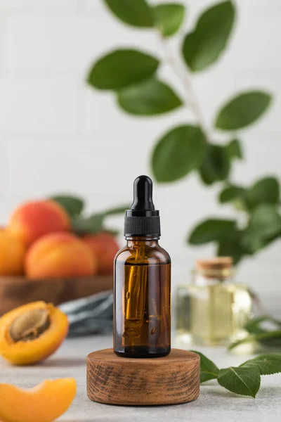 Glasdroppe Med Hudserum Med Aprikoskärneextrakt Kosmetika Med Naturliga Ingredienser Kopiera — Stockfoto