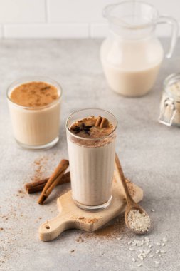 Arkaplanda tarçın çubukları olan tahta bir tahtanın üzerinde Horchata pirincine dayanan soğuk içecek. Vejetaryen meşrubatı, ulusal mutfak..