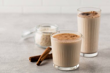 Horchata pilavı, tarçın çubukları ve hafif arkaplanda bir kavanoz pirinç tabanlı soğuk bir içecek. Vejetaryen meşrubatı, ulusal mutfak.