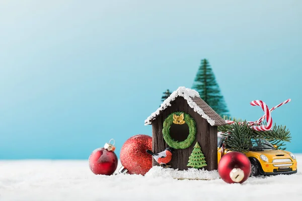 Kerstvakantie Compositie Met Klein Speelgoed Vogelhuisje Rode Kerstballen Groene Altijdgroene — Stockfoto