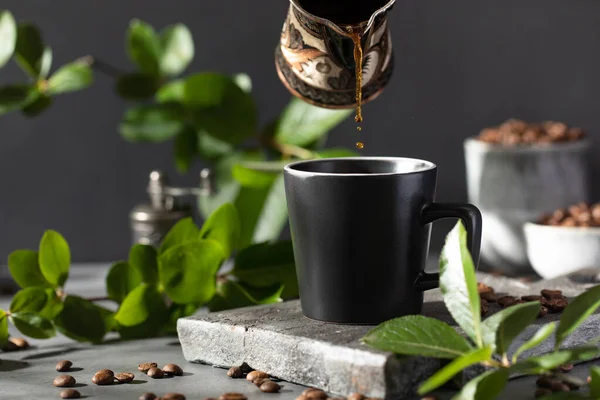 Café Est Versé Dans Une Tasse Noire Partir Une Tasse — Photo