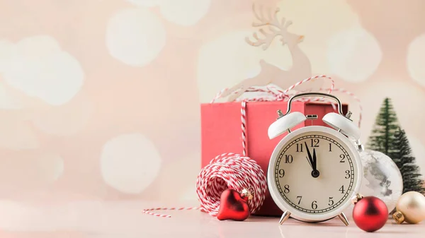 Composición Navideña Con Decoraciones Navideñas Despertador Caja Regalo Nochebuena Feliz —  Fotos de Stock