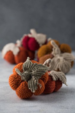  Gri arka planda el yapımı balkabakları. Sonbahar ve samimiyet kavramı. DIY dekor.