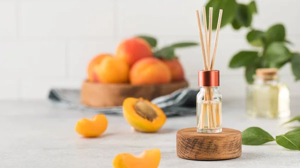Perfume Interior Con Aroma Albaricoques Tarro Con Aceite Aromático Palitos —  Fotos de Stock