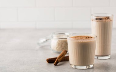 Horchata pilavı, tarçın çubukları ve hafif arkaplanda bir kavanoz pirinç tabanlı soğuk bir içecek. Vejetaryen meşrubatı, ulusal mutfak. Boşluğu kopyala