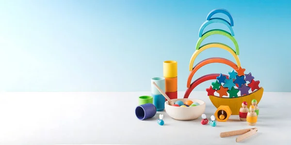Houten Educatief Speelgoed Voor Kleuters Met Een Blauwe Achtergrond Kopieerruimte — Stockfoto