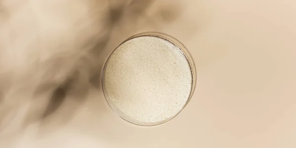 Υδρολυμένο Κολλαγόνο Σκόνη Τρυβλίο Petri Μπεζ Φόντο Σκιά Από Φυτό — Φωτογραφία Αρχείου