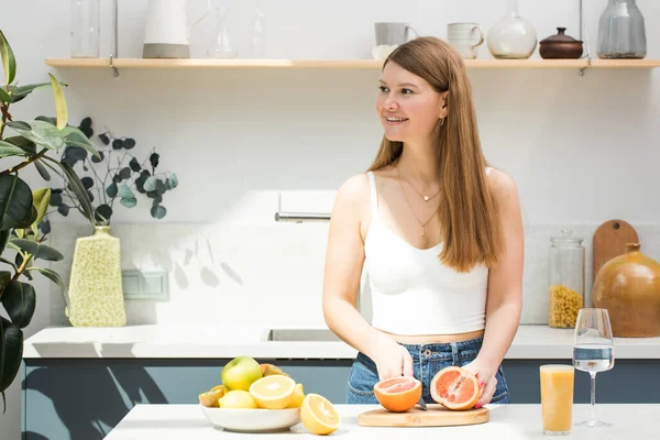 Attraktive Junge Frau Lächelt Während Sie Der Küche Obst Schneidet — Stockfoto