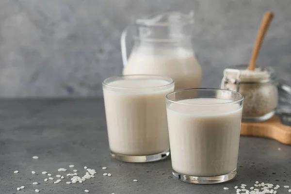 野菜の米ミルクと灰色の背景にジャグの眼鏡 ベジタリアンフード 乳糖フリーミルク 健康的なライフスタイル スペースのコピー — ストック写真