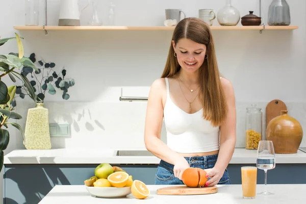 Atractiva Joven Sonriendo Mientras Corta Fruta Cocina Estilo Vida Saludable — Foto de Stock