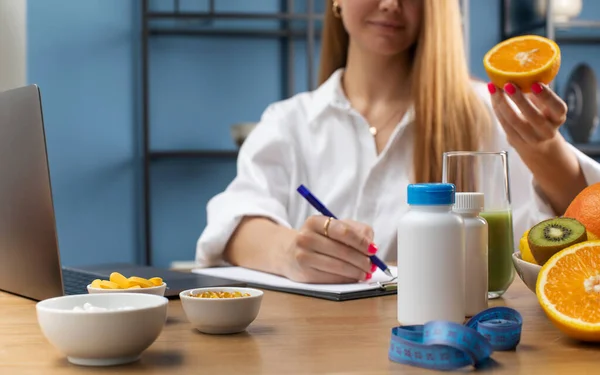 Medico Nutrizionista Prescrive Vitamine Alla Sua Scrivania Primo Piano Sono — Foto Stock