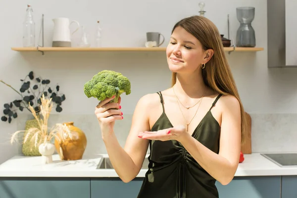 Atractiva Chica Rubia Está Sosteniendo Brócoli Fresco Cocina Concepto Comida — Foto de Stock