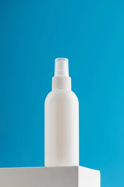 White Spray Mockup Air Freshener Cosmetic Product Pedestal Blue Background — Stock Photo, Image