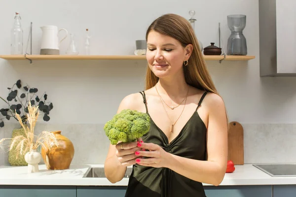 Attraktive Blonde Mädchen Hält Frischen Brokkoli Der Küche Clean Food — Stockfoto