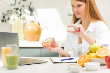 Genç bir doktor, çevrimiçi muayene sırasında hastaya D vitamini ve Omega 3 içeren bir kapsül gösteriyor. Aktif gıda katkı maddeleri. Teletıp.