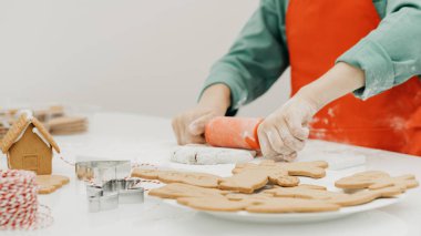 Bir çocuk mutfakta yeni yıl kurabiyeleri yapar. Yeni yıl tatili.