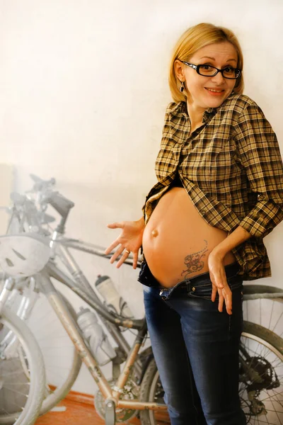 Is it okay to go bike riding while pregnant? — Stock Photo, Image