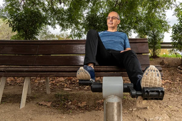 Kamu parkında pedal çeviren bir adam..