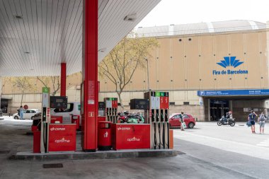 BARCELONA, İspanya - 27 Mart 2022: Fira de Barcelona 'nın yanındaki Cepsa benzin istasyonunun benzin pompaları.