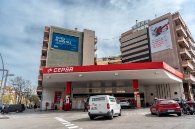 BARCELONA, İspanya - 27 Mart 2022: Barcelona şehir merkezinde bir Cepsa benzin istasyonu.