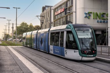 Barselona, İspanya - Mayıs 2022: Barcelona yakınlarındaki Esplugues del Llobregat 'ta bulunan Finestrelles alışveriş merkezinin önündeki modern tramvay.