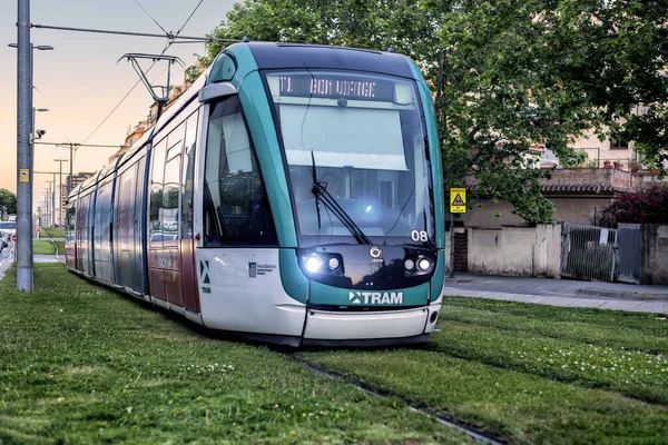 Barselona, İspanya - Mayıs 2022: Barcelona yakınlarındaki Esplugues del Llobregat şehrinden geçen modern bir tramvay..