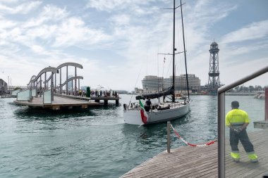 Barcelona, İspanya - Haziran 2022: Barcelona limanında Por Vell 'in ahşap geçidi İtalyan bayrağı taşıyan bir yelkenliye yol açmak için açılıyor.