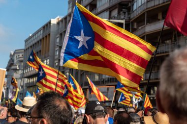 Barselona, Katalonya, İspanya - 11 Eylül 2022: Katalonya Ulusal Günü gösterisine katılan insanlar