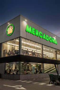 Blanes, Girona, İspanya - 25 Temmuz 2022: Blanes, Katalonya 'da Mercadona süpermarket cephesinin köşesi. Düz resim.